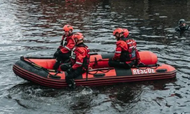 RESCUE TEAM ON RIVER OUSE