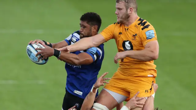 Bath number eight Taulupe Faletau wins a line-out