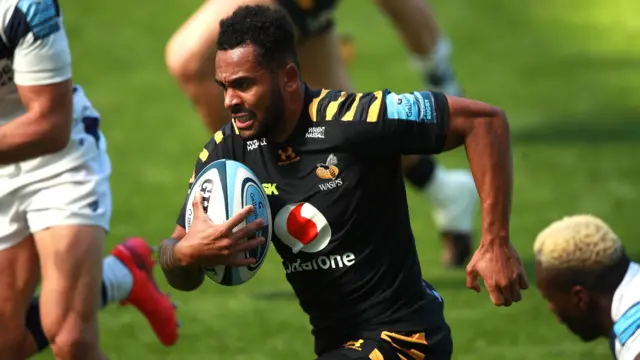 Zach Kibirige in action for Wasps