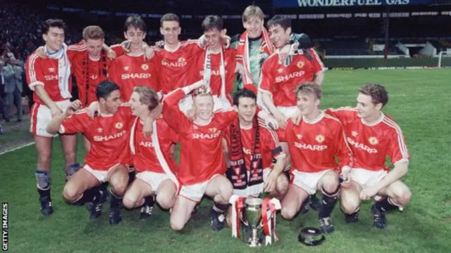 Class of 92 celebrate with trophy, Giggs is front and centre