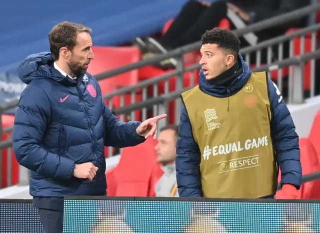 Gareth Southgate talks to Jadon Sancho