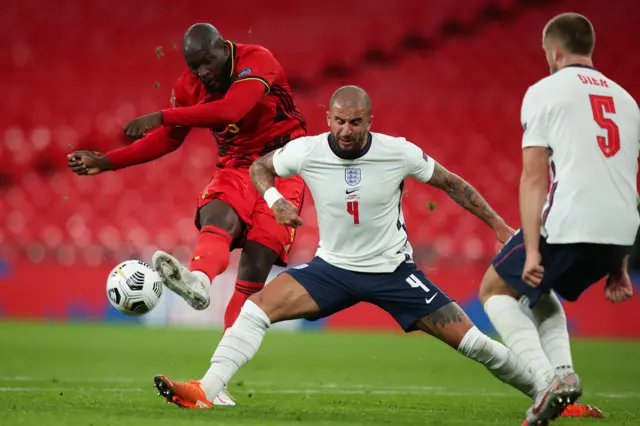 Kyle Walker blocks Romelu Lukaku's shot