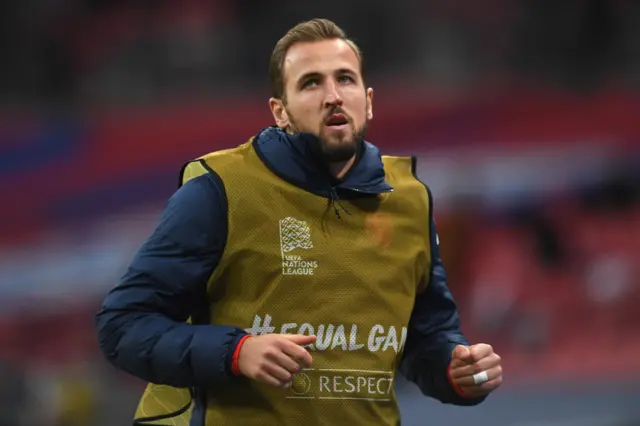 Harry Kane warms up