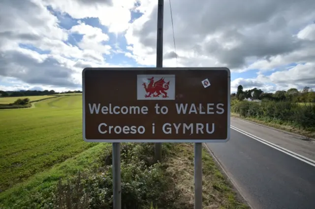 A sign saying Welcome to Wales / Croeso i Gymru