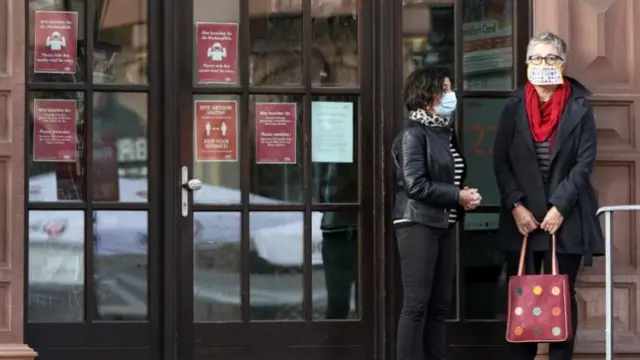 Two women in Frankfurt wear face masks