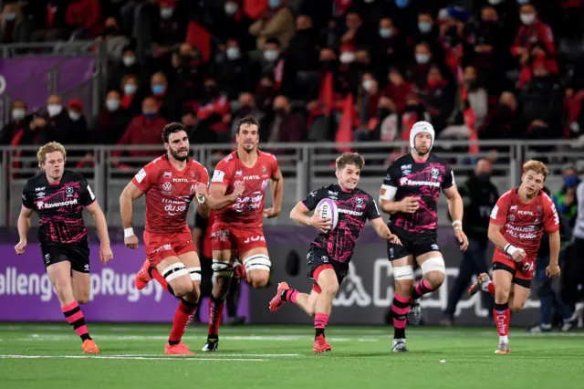 Harry Randall scores a try