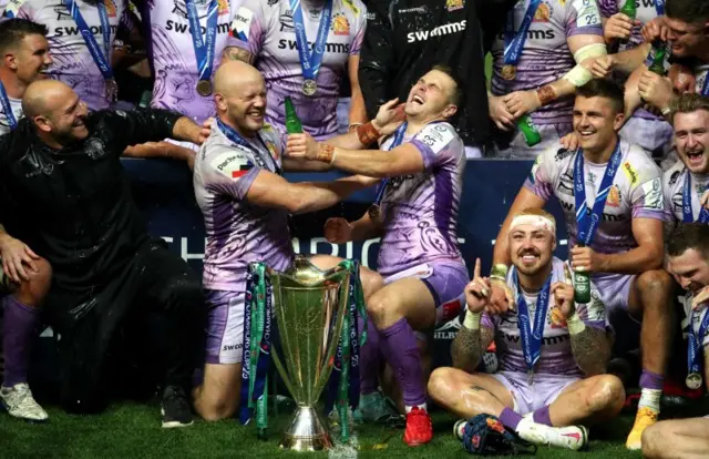 Exeter Chiefs' Joe Simmonds (centre) and Jack Yeandle (left)