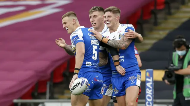 Leeds celebrate Ash Handley's try