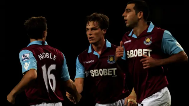 Scott Parker (centre)