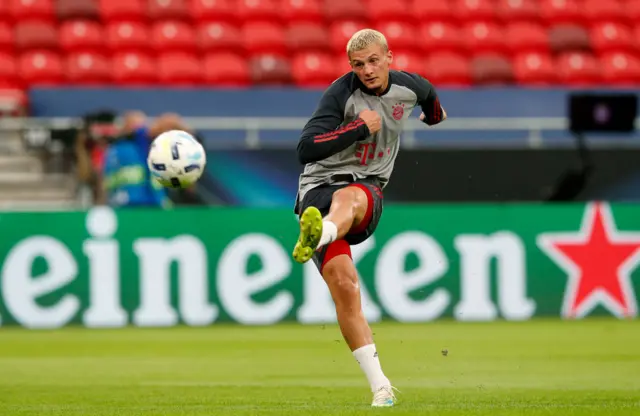 Michael Cuisance warming-up for Bayern Munich