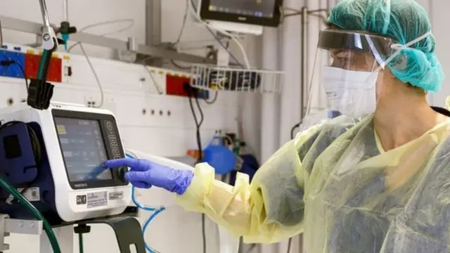 A health worker in an ICU unit