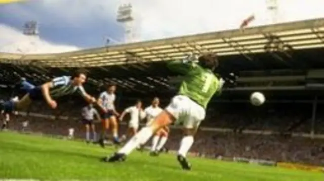 Keith Houchen scoring at Wembley