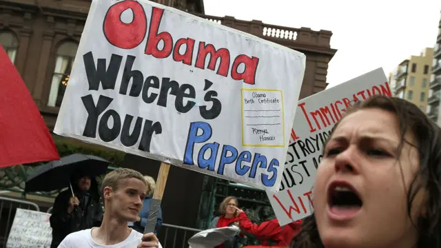 Members of the Tea Party movement protest outside of the Fairmont Hotel before Barack Obama arrives for a fundraiser, 25 May, 2010 in San Francisco.