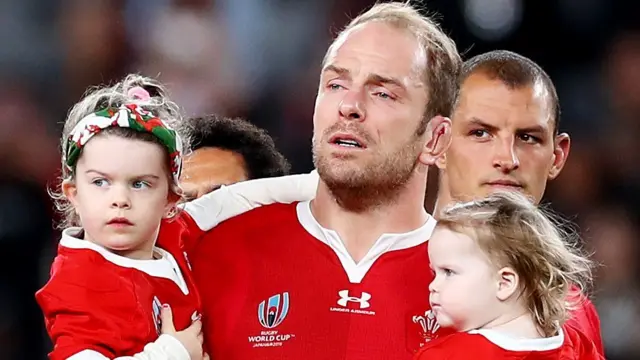 Alun Wyn Jones and his daughters