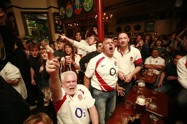 England fans in the pub