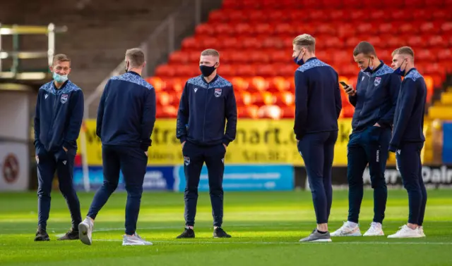 Ross County players on the Tannadice pitch