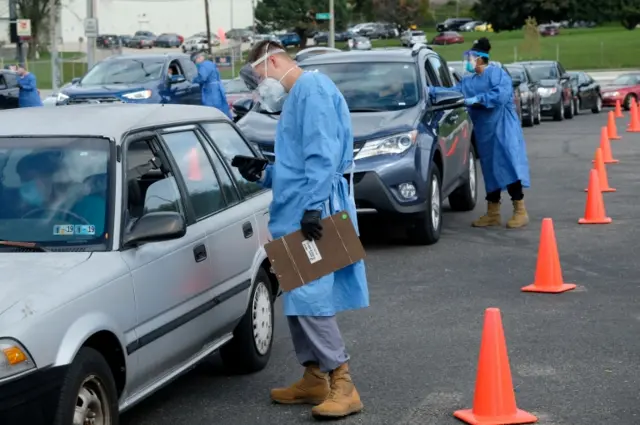 People line up in their vehicles to take Covid tests in Milwaukee, Wisconsin. Photo: October 2020