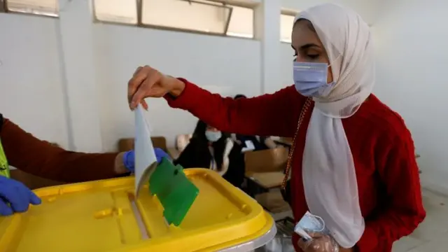 A woman casts her vote during a parliamentary election in Amman, Jordan (10 November 2020)