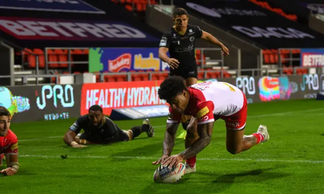 Kevin Naiqama scores his second try