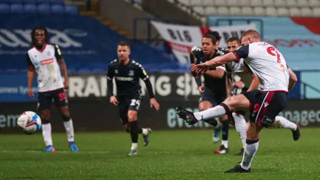 Eoin Doyle scores