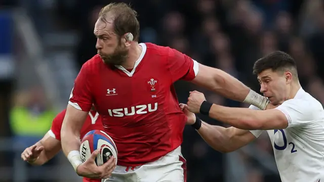 Alun Wyn Jones (left) fends off Ben Youngs