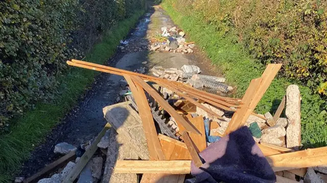 Rubbish left on Thornyhurst Lane