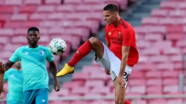 Julian Weigl in action for Benfica