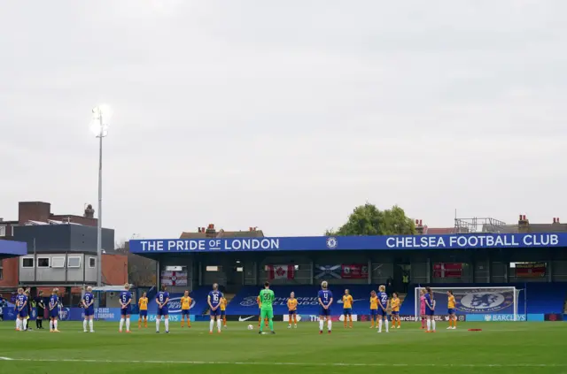 Players observe a minute's silence for Remembrance Sunday