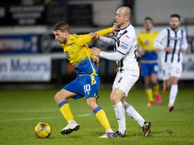 St Johnstone's David Wotherspoon holds off Dunfermline's Kerr McInroy