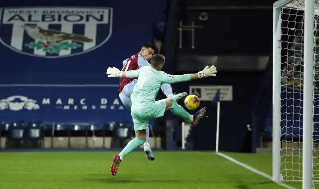 Aston Villa's Dutch striker Anwar El Ghazi (L) beats West Bromwich Albion's English goalkeeper Sam Johnston to score the opening goal during the English Premier League football match between West Bromwich Albion and Aston Villa at The Hawthorns stadium