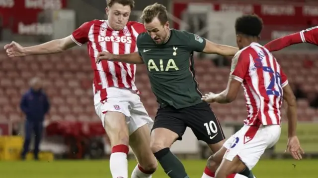 Harry Kane (C) of Tottenham in action against Jordan Cousins (L) and Tashan Oakley-Boothe