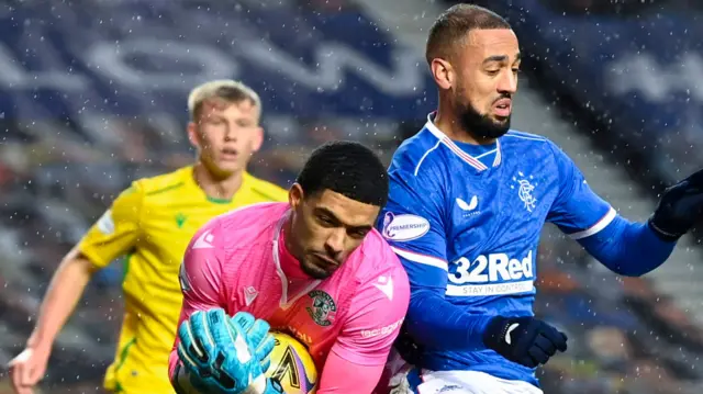 Hibernian goalkeeper Dillon Barnes and Rangers' Kemar Roofe