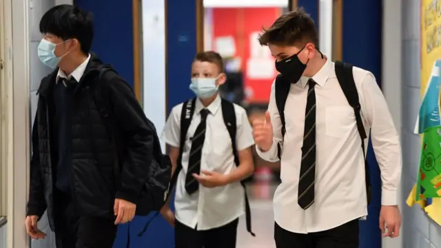 schoolchildren in masks