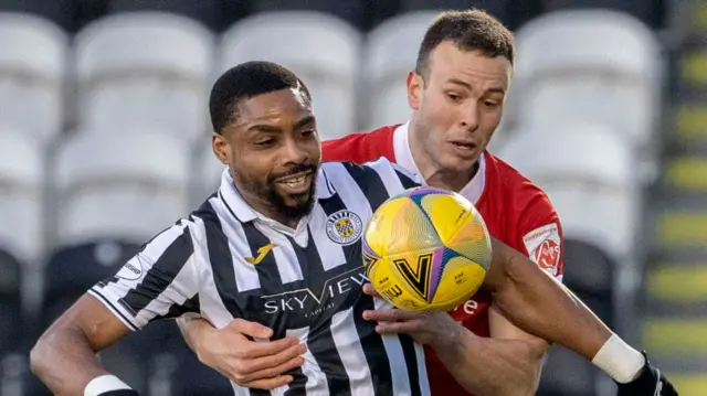 St Mirren's Jon Obika and Aberdeen's Andrew Considine