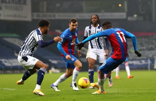 Wilf Zaha gives Crystal Palace lead