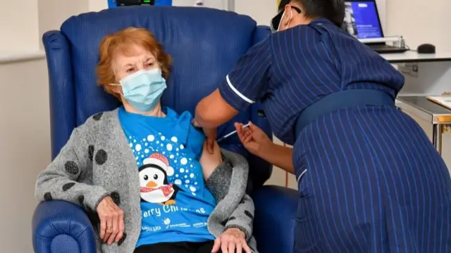 Margaret Keenan getting the vaccine