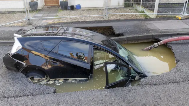 A car fell into a sinkhole in Essex