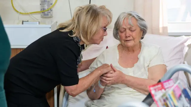 Elaine Paige singing to Elizabeth Lester