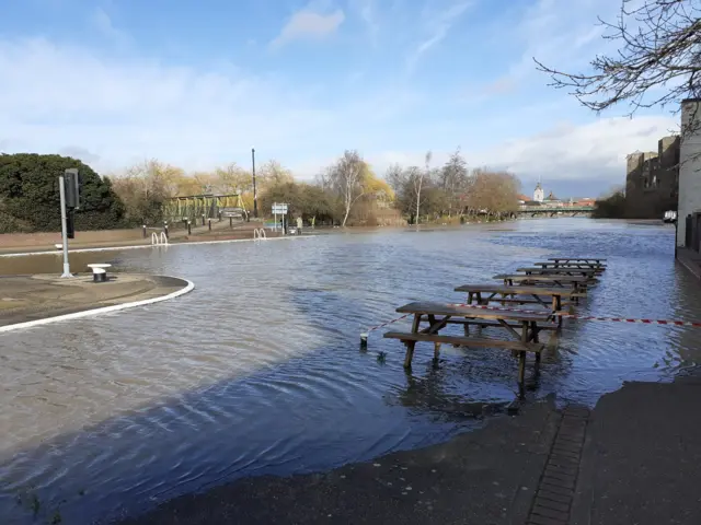 Newark Town Lock underwater