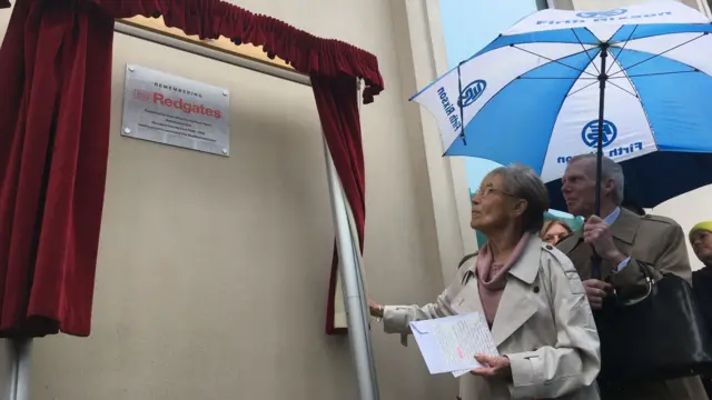 Maggie unveiling the plaque