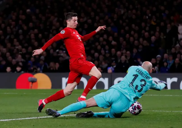 Bayern Munich's Robert Lewandowski in action with Chelsea's Willy Caballero