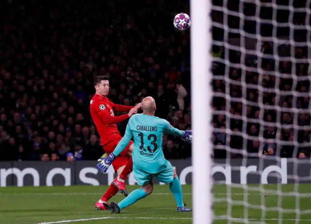 Bayern Munich's Robert Lewandowski in action with Chelsea's Willy Caballero