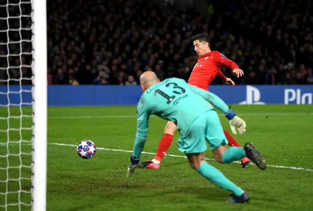 Robert Lewandowski of Bayern Munich scores his team"s third goal during the UEFA Champions League round of 16 first leg match between Chelsea FC and FC Bayern Muenchen