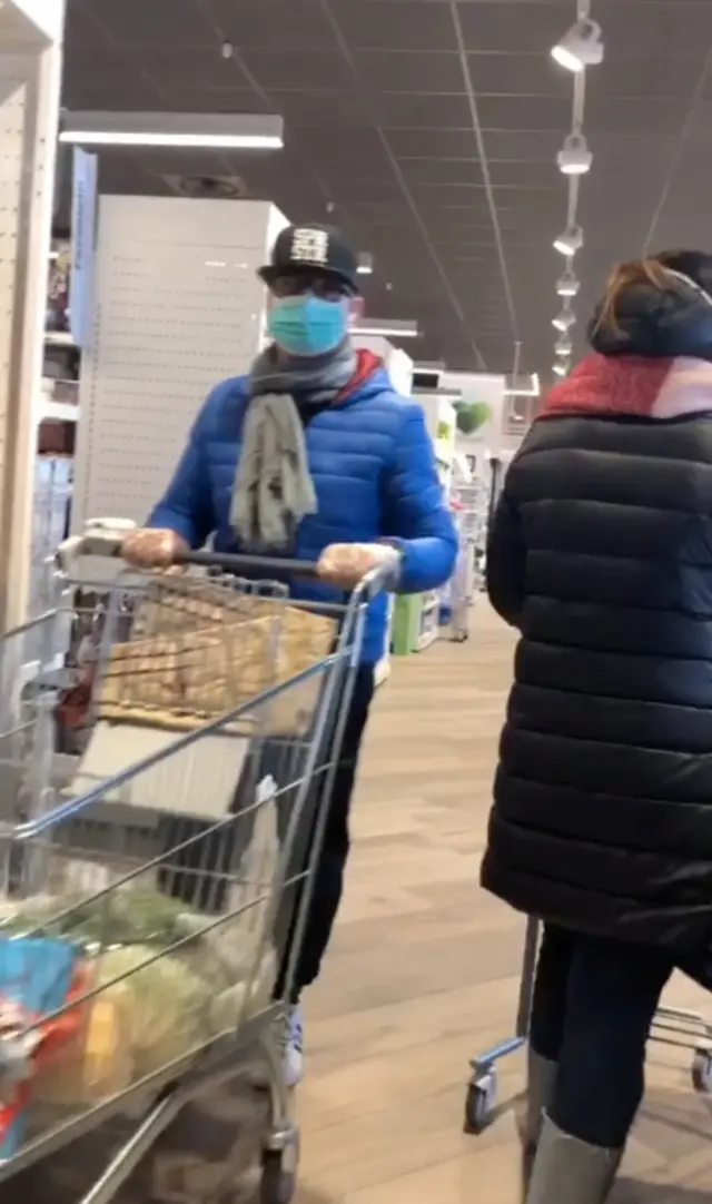 Man shopping in mask