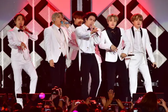 BTS perform in Los Angeles