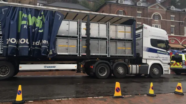 Barriers on lorry