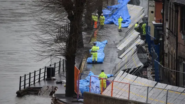 Flood barrier inspection