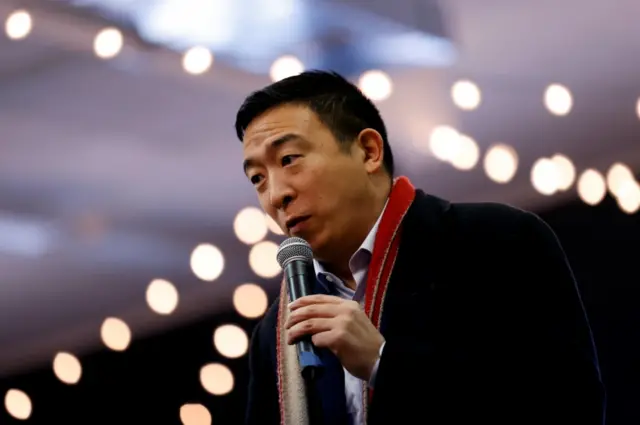 Voters listen to Democratic 2020 U.S. presidential candidate and entrepreneur Andrew Yang