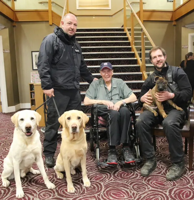 Gordon Galley meeting police dogs