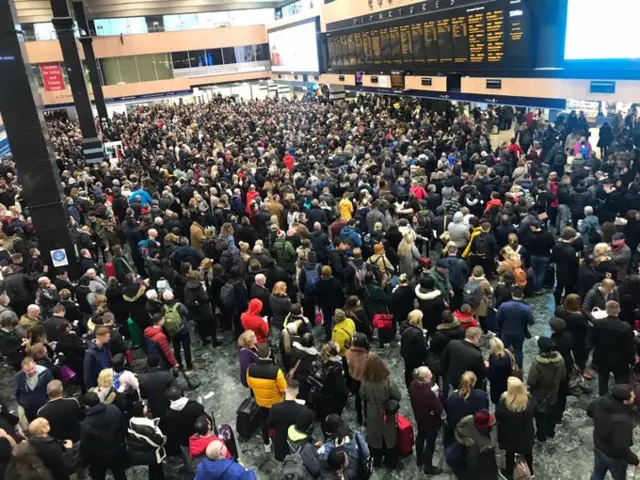 Crowds fill Euston station in London